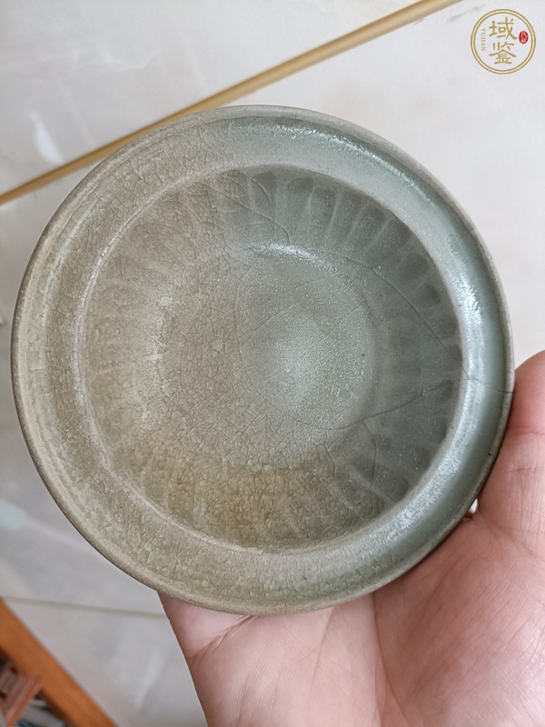 古玩陶瓷龍泉青瓷菊瓣折沿洗真品鑒賞圖