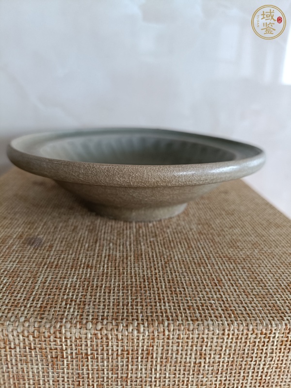 古玩陶瓷龍泉青瓷菊瓣折沿洗真品鑒賞圖