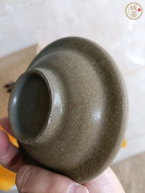 古玩陶瓷龍泉青瓷菊瓣折沿洗真品鑒賞圖