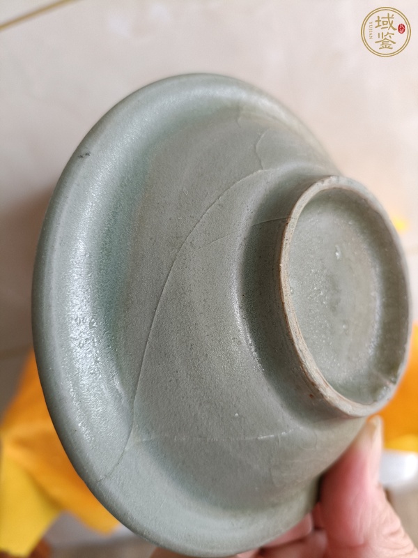 古玩陶瓷龍泉青瓷菊瓣折沿洗真品鑒賞圖