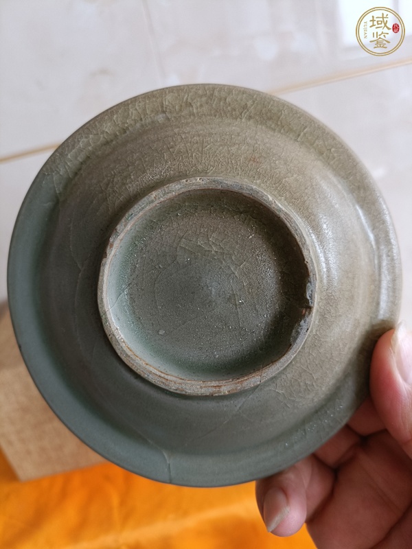 古玩陶瓷龍泉青瓷菊瓣折沿洗真品鑒賞圖