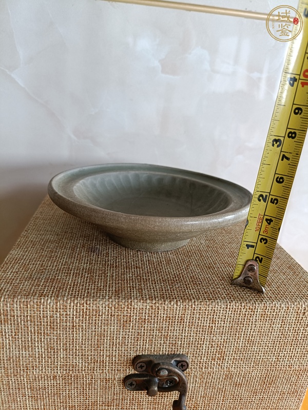 古玩陶瓷龍泉青瓷菊瓣折沿洗真品鑒賞圖