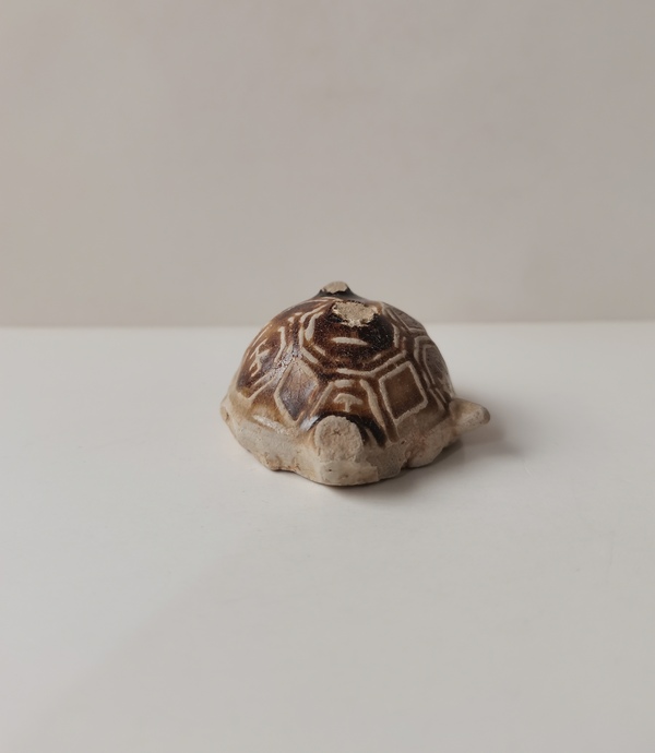 古玩陶瓷長(zhǎng)沙窯褐釉龜拍賣(mài)，當(dāng)前價(jià)格0元