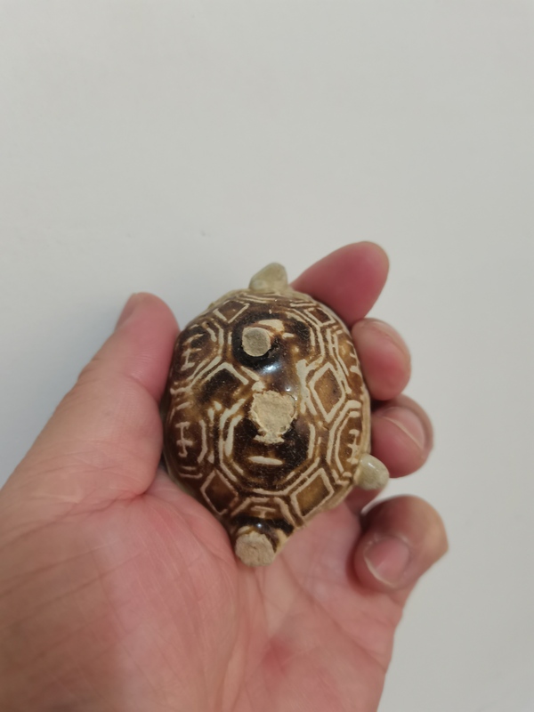 古玩陶瓷長(zhǎng)沙窯褐釉龜拍賣(mài)，當(dāng)前價(jià)格0元
