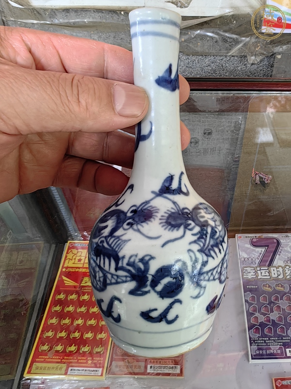 古玩陶瓷青花龍紋長(zhǎng)頸瓶真品鑒賞圖