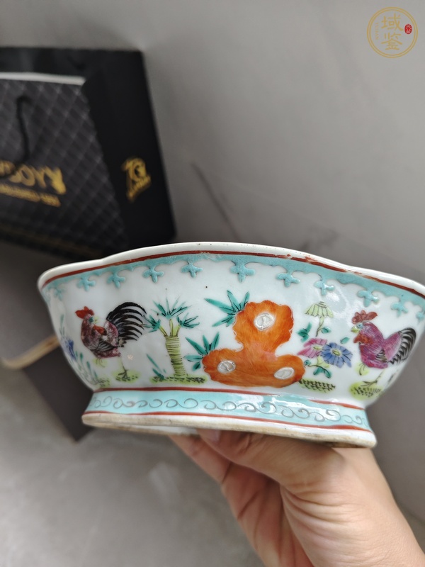 古玩大雞圖粉彩貢碗真品鑒賞圖