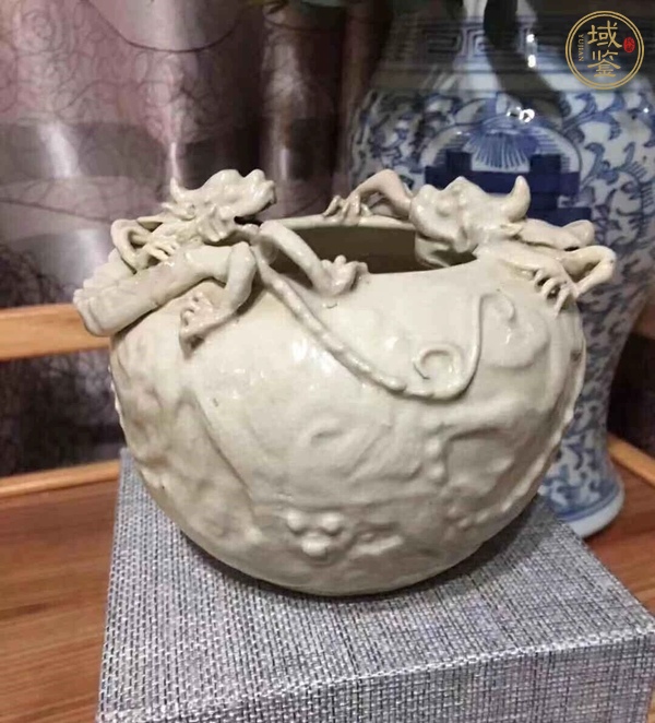 古玩陶瓷哥釉貼塑螭龍紋水洗真品鑒賞圖