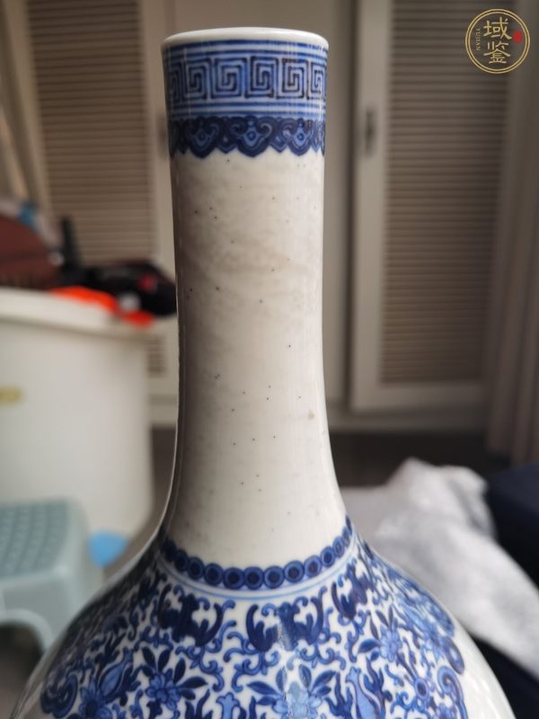 古玩陶瓷青花蝴蝶花卉紋膽瓶真品鑒賞圖