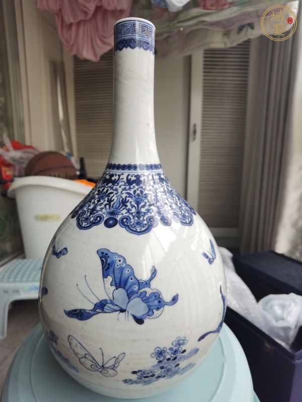 古玩陶瓷青花蝴蝶花卉紋膽瓶真品鑒賞圖