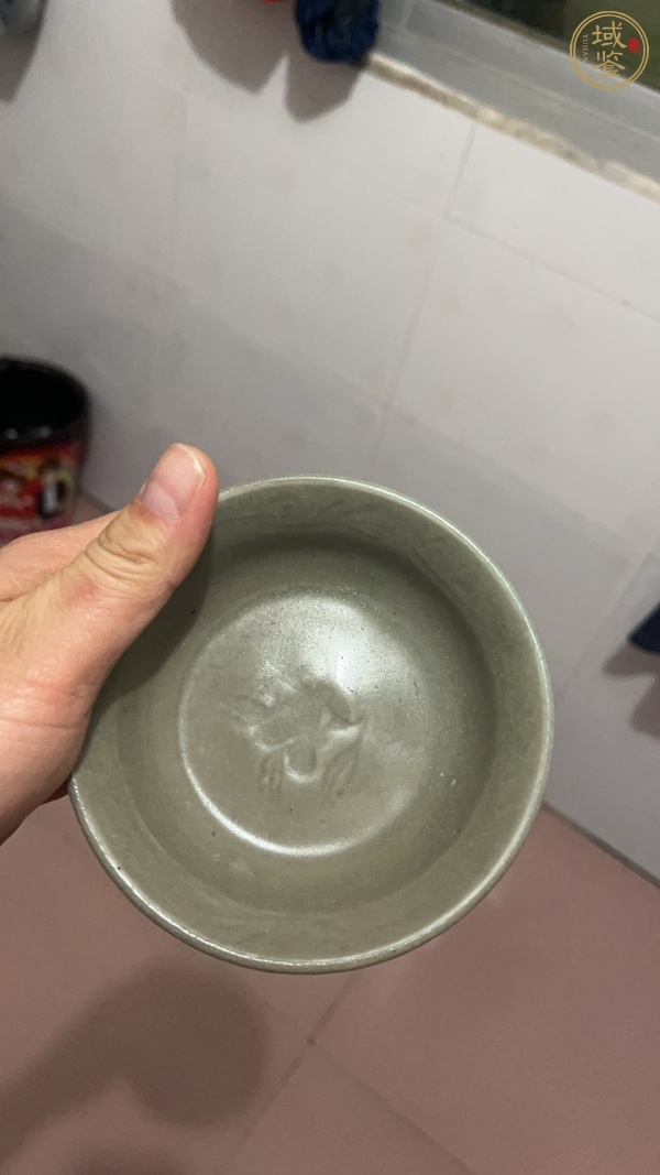 古玩陶瓷龍泉青瓷印花碗真品鑒賞圖