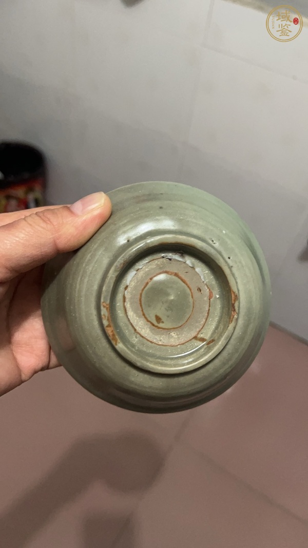 古玩陶瓷龍泉青瓷印花碗真品鑒賞圖