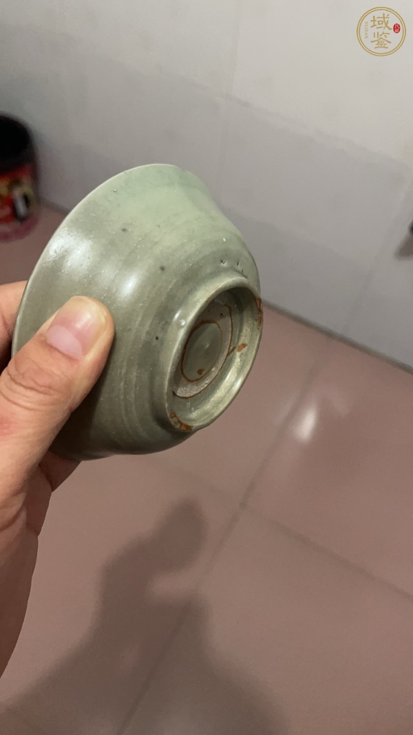 古玩陶瓷龍泉青瓷印花碗真品鑒賞圖