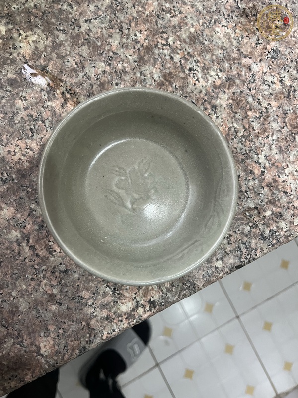 古玩陶瓷龍泉青瓷印花碗真品鑒賞圖