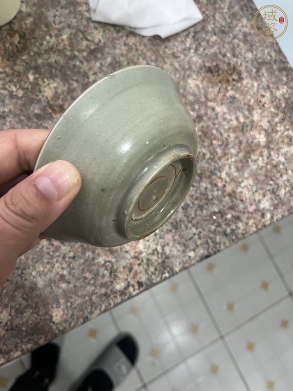 古玩陶瓷龍泉青瓷印花碗真品鑒賞圖