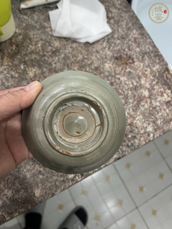古玩陶瓷龍泉青瓷印花碗真品鑒賞圖