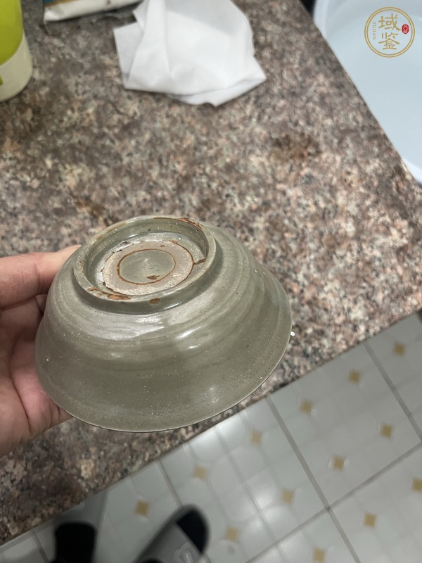 古玩陶瓷龍泉青瓷印花碗真品鑒賞圖