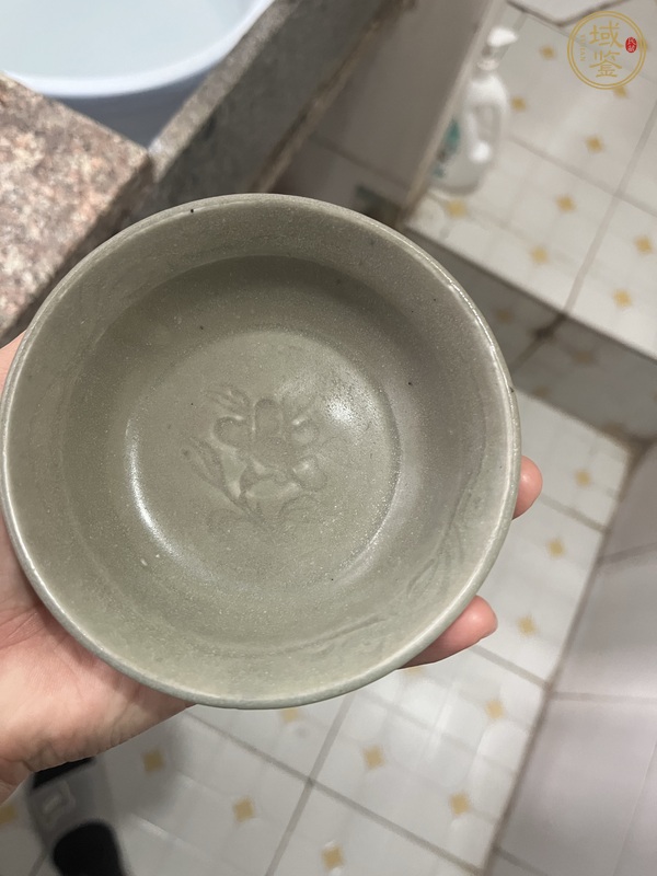 古玩陶瓷龍泉青瓷印花碗真品鑒賞圖