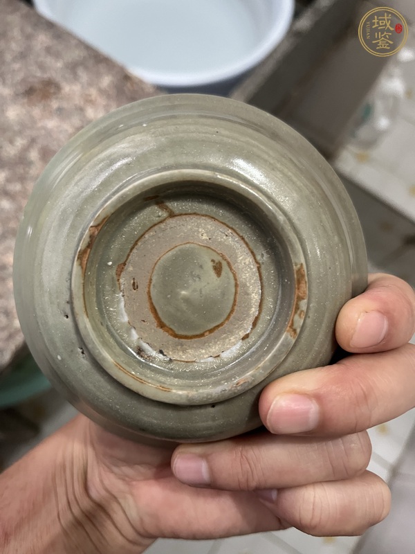 古玩陶瓷龍泉青瓷印花碗真品鑒賞圖