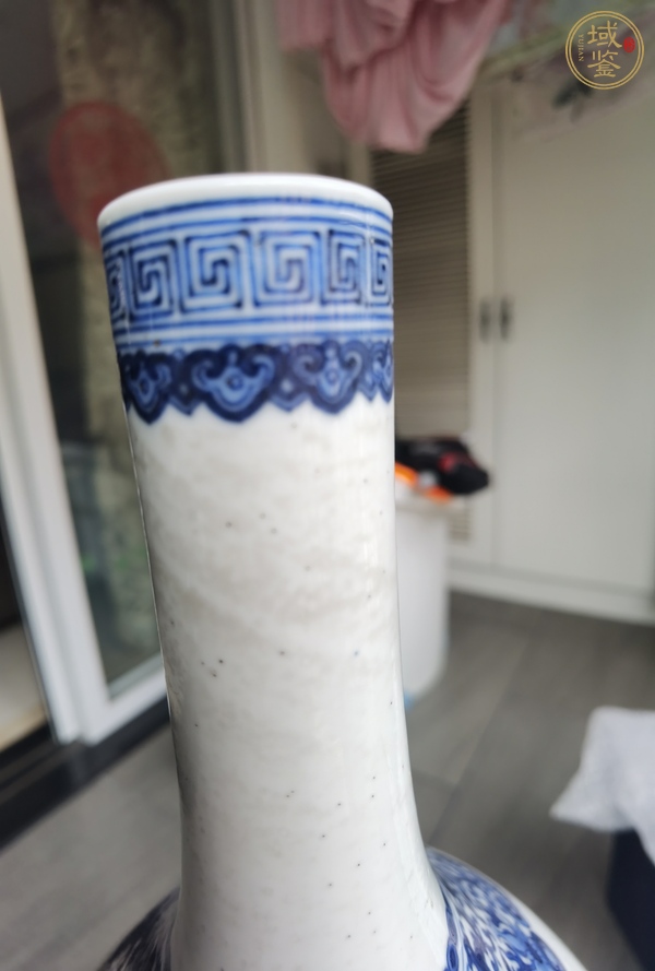 古玩陶瓷清晚期 青花蝶戀花膽瓶真品鑒賞圖