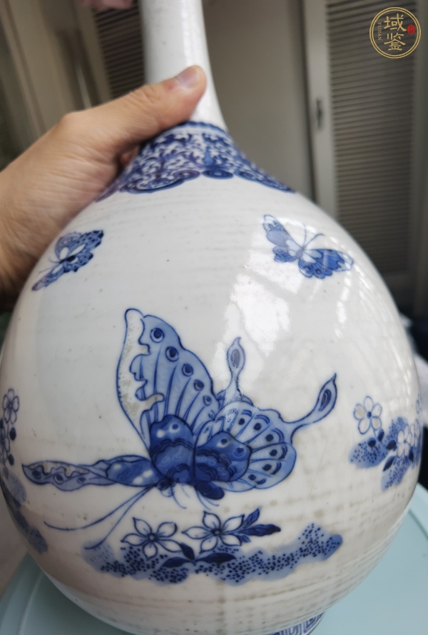 古玩陶瓷清晚期 青花蝶戀花膽瓶真品鑒賞圖