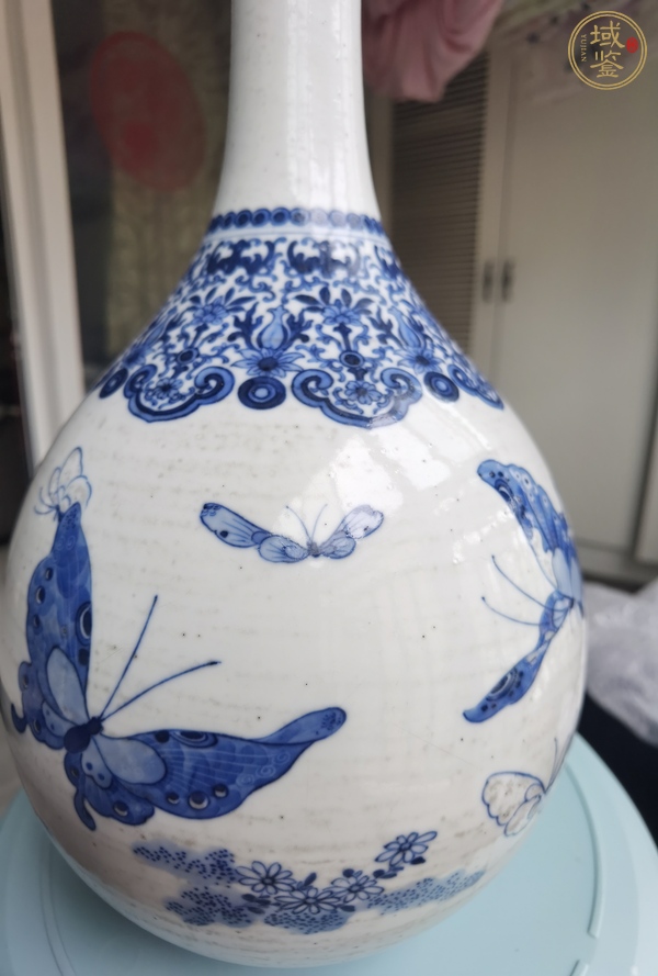 古玩陶瓷清晚期 青花蝶戀花膽瓶真品鑒賞圖