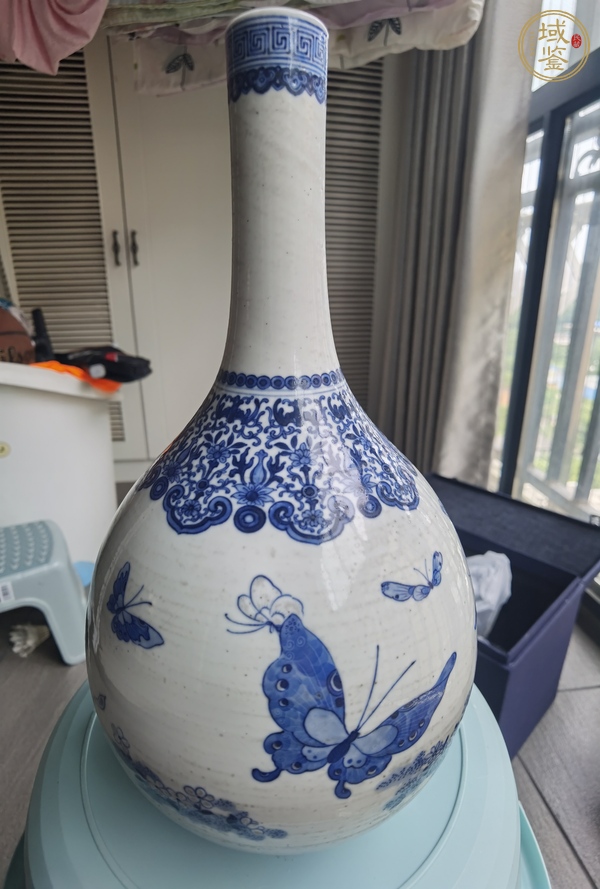 古玩陶瓷清晚期 青花蝶戀花膽瓶真品鑒賞圖