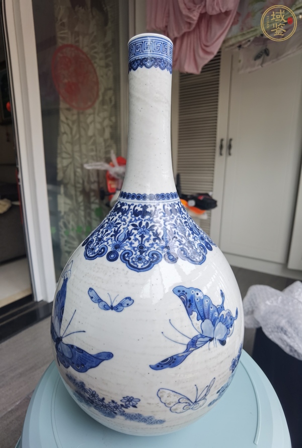 古玩陶瓷清晚期 青花蝶戀花膽瓶真品鑒賞圖