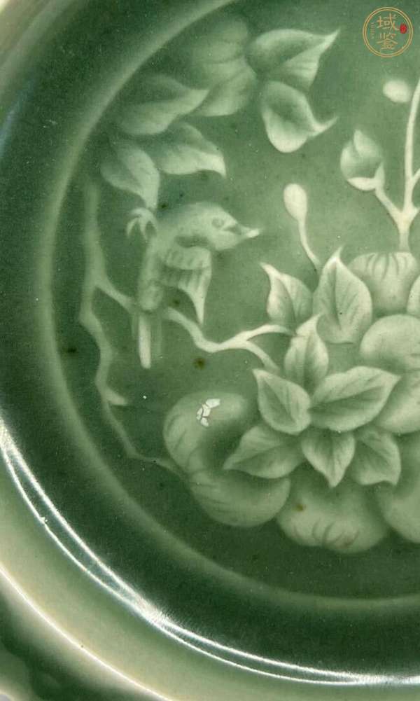 古玩陶瓷豆青釉印花盤真品鑒賞圖