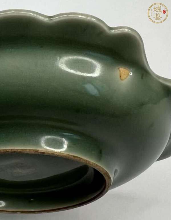 古玩陶瓷豆青釉印花盤真品鑒賞圖