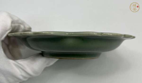 古玩陶瓷豆青釉印花盤真品鑒賞圖