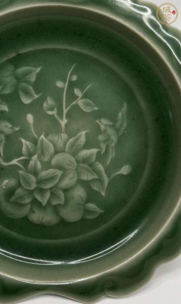 古玩陶瓷豆青釉印花盤真品鑒賞圖