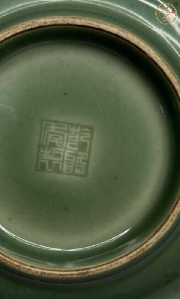 古玩陶瓷豆青釉印花盤真品鑒賞圖