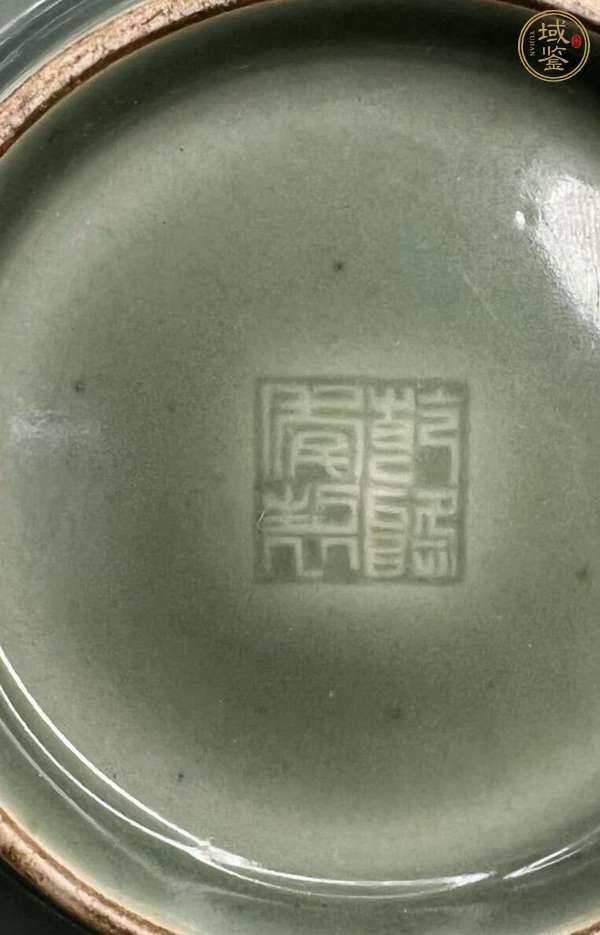 古玩陶瓷豆青釉印花盤真品鑒賞圖