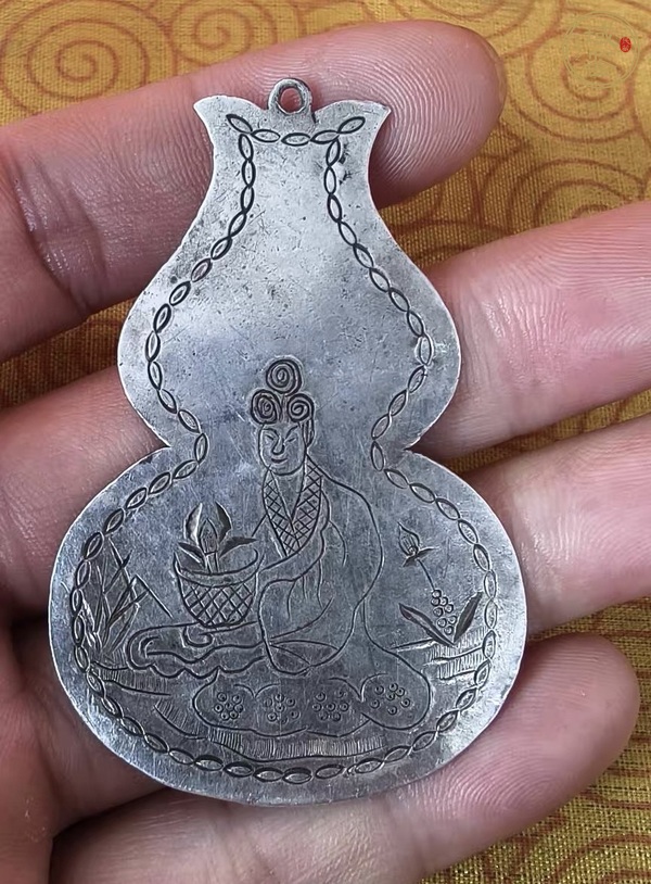 古玩錢(qián)幣葫蘆形手雕銀質(zhì)掛牌真品鑒賞圖