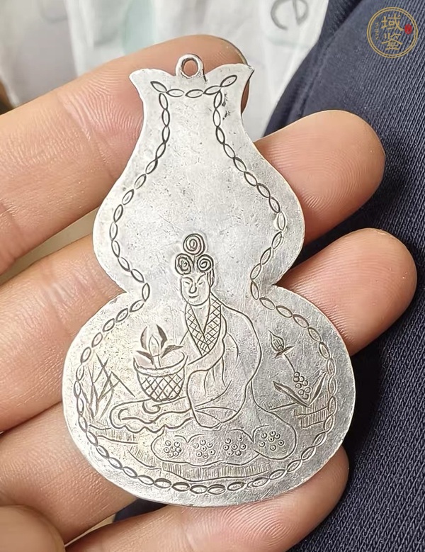 古玩錢(qián)幣葫蘆形手雕銀質(zhì)掛牌真品鑒賞圖