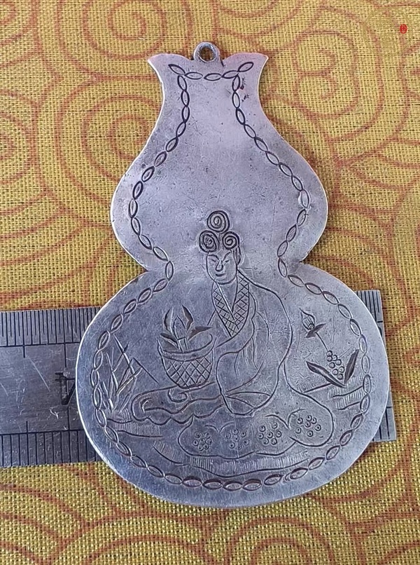 古玩錢(qián)幣葫蘆形手雕銀質(zhì)掛牌真品鑒賞圖