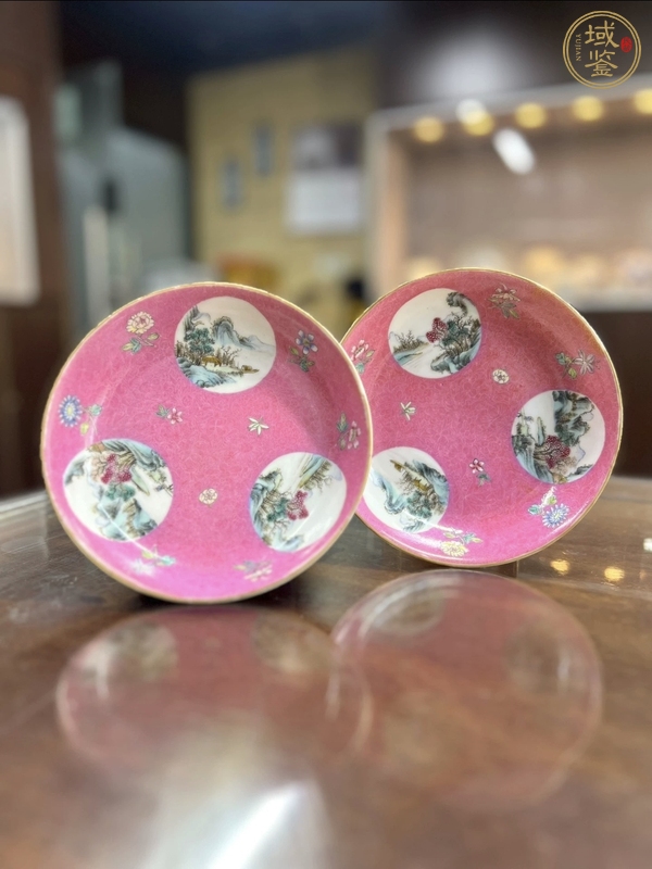 古玩陶瓷胭脂紅釉開光粉彩山水紋盤真品鑒賞圖
