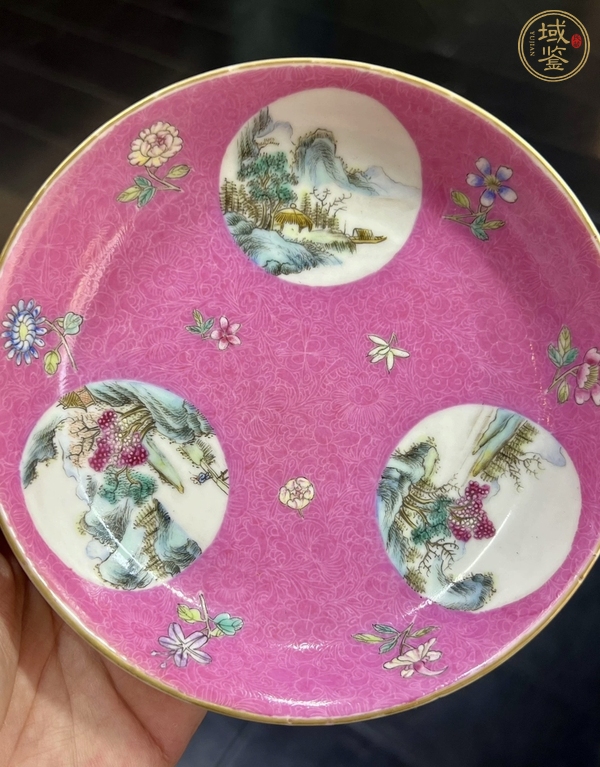 古玩陶瓷胭脂紅釉開光粉彩山水紋盤真品鑒賞圖