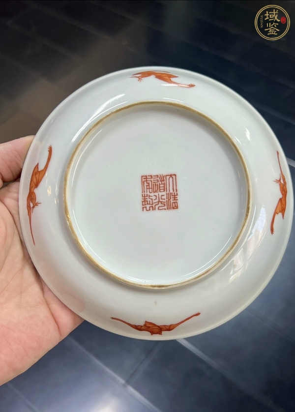 古玩陶瓷胭脂紅釉開光粉彩山水紋盤真品鑒賞圖