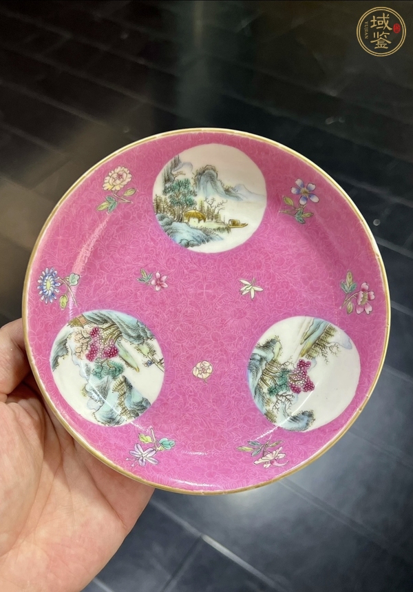 古玩陶瓷胭脂紅釉開光粉彩山水紋盤真品鑒賞圖