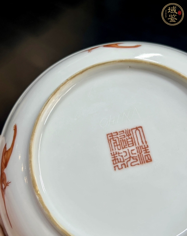 古玩陶瓷胭脂紅釉開光粉彩山水紋盤真品鑒賞圖