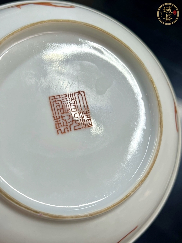 古玩陶瓷胭脂紅釉開光粉彩山水紋盤真品鑒賞圖