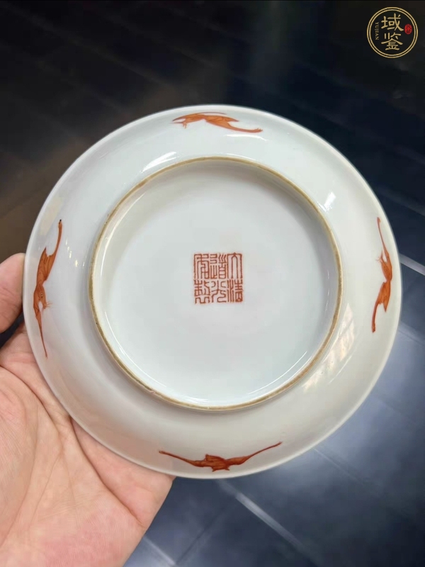 古玩陶瓷胭脂紅釉開光粉彩山水紋盤真品鑒賞圖