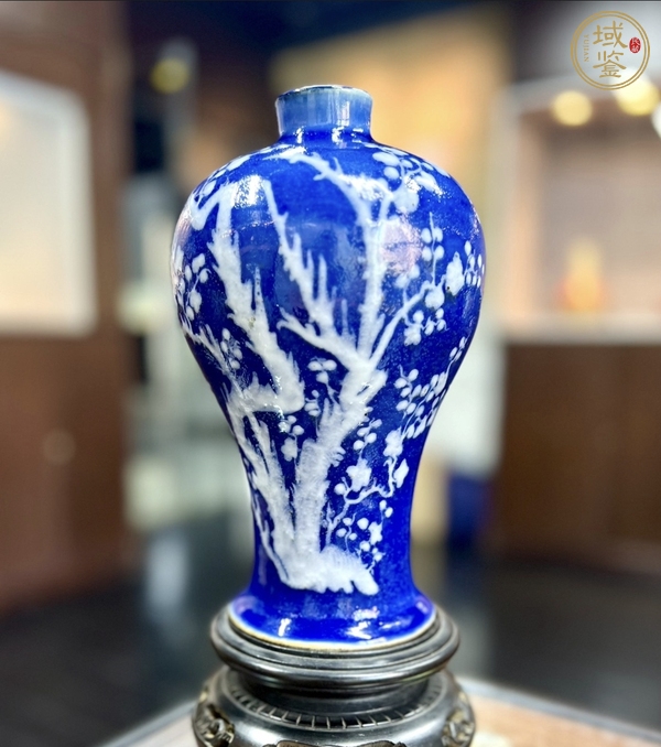 古玩陶瓷藍釉堆白花卉紋梅瓶真品鑒賞圖