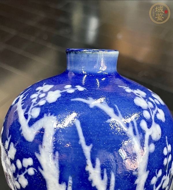 古玩陶瓷藍釉堆白花卉紋梅瓶真品鑒賞圖