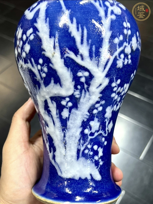 古玩陶瓷藍釉堆白花卉紋梅瓶真品鑒賞圖