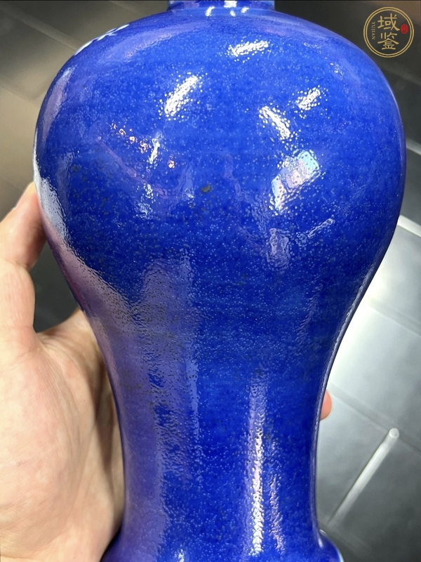 古玩陶瓷藍釉堆白花卉紋梅瓶真品鑒賞圖