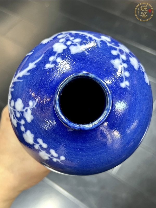 古玩陶瓷藍釉堆白花卉紋梅瓶真品鑒賞圖