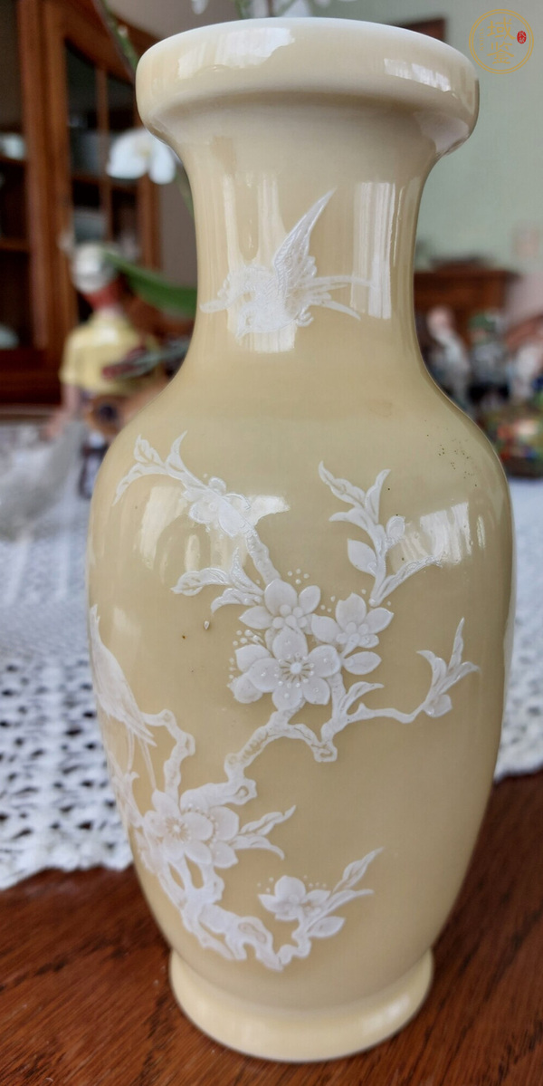古玩陶瓷黃釉堆白花卉紋花蘭瓶真品鑒賞圖