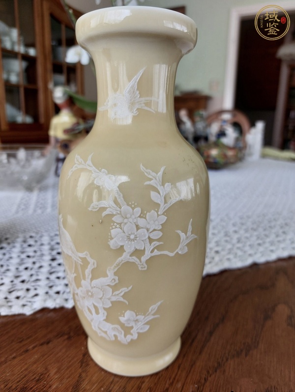古玩陶瓷黃釉堆白花卉紋花蘭瓶真品鑒賞圖